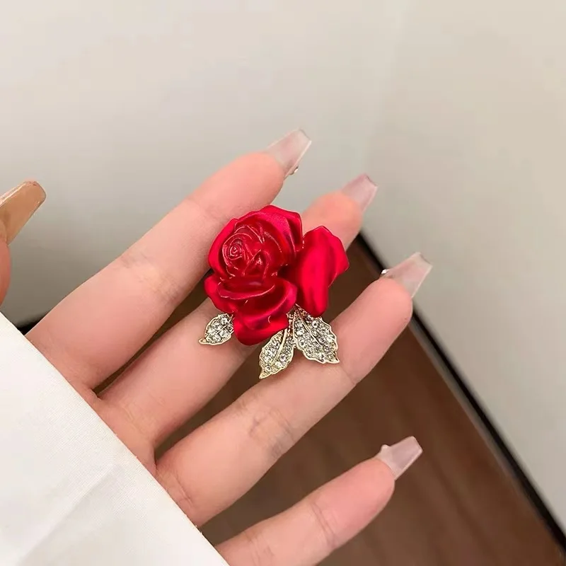 Modische High-End-Brosche mit roter Rose, exquisites Design, Strass-Blumen-Kleidung, Broschen, Anzug-Accessoires, Geschenk für Frauen und Mädchen