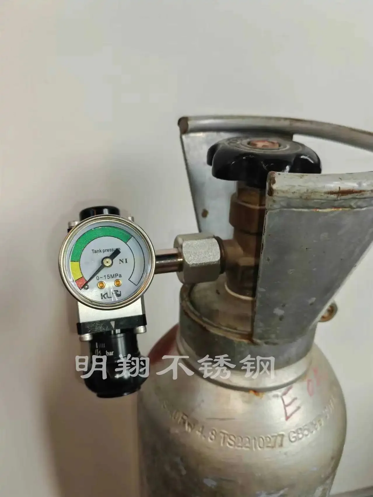 Japanese-style two-stage pressure reducing valve, craft beer machine, draft beer machine, wine wall cube depressurization