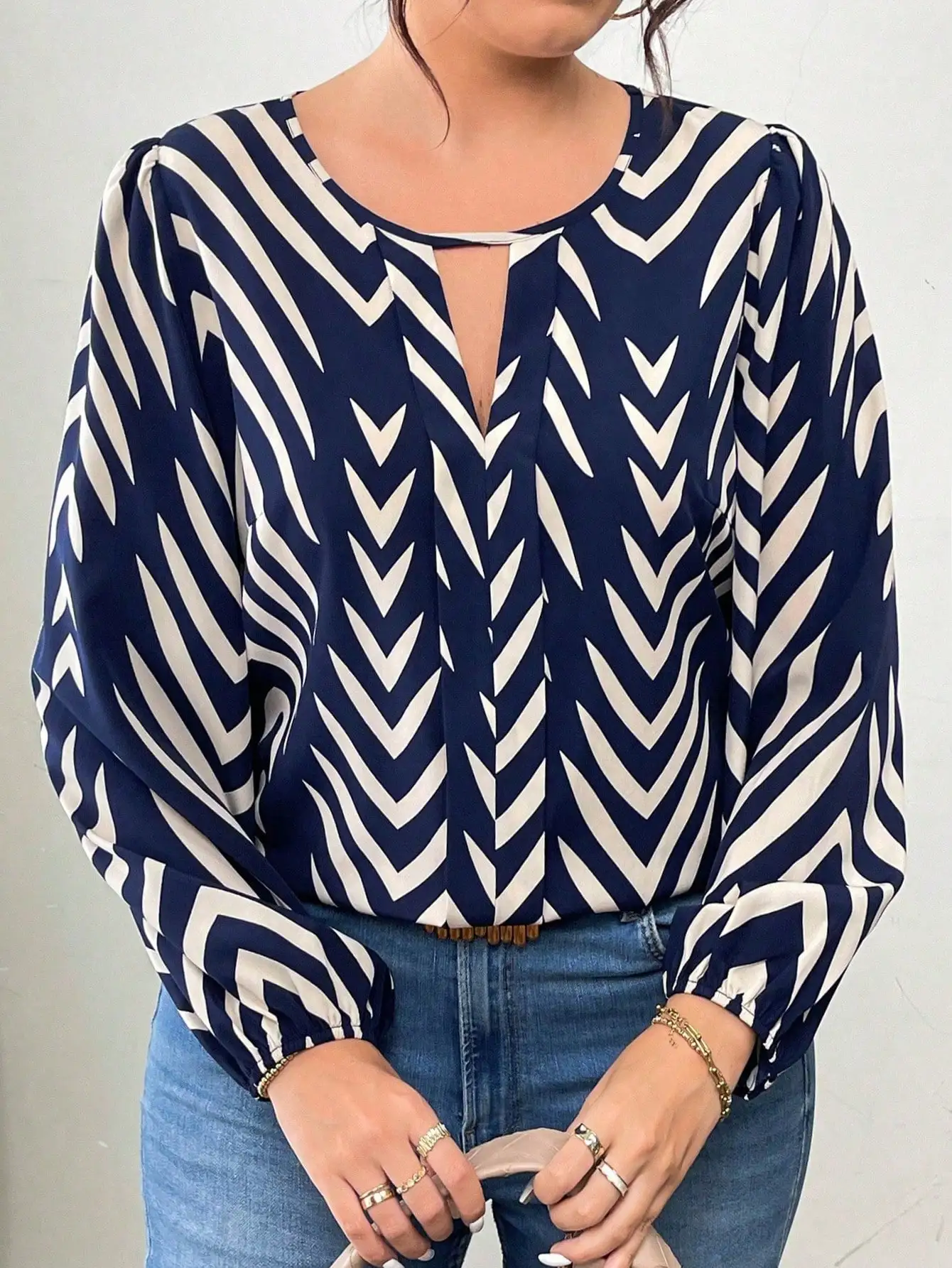 Trendiges geometrisches Top mit Schlüssellochausschnitt für Damen, marineblaue und cremefarbene Bluse mit Chevron-Print, stilvoller Pullover mit Laternenärmeln – Detail 4