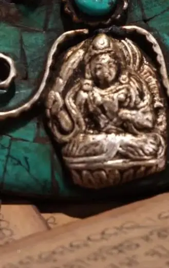 

9-дюймовый амулет из тибетской храмовой коллекции: старинная бронза, расписная мозаика, бирюзовые камни, девятиконечная ваджра-пхурпа, Манджушри, Дхарма.