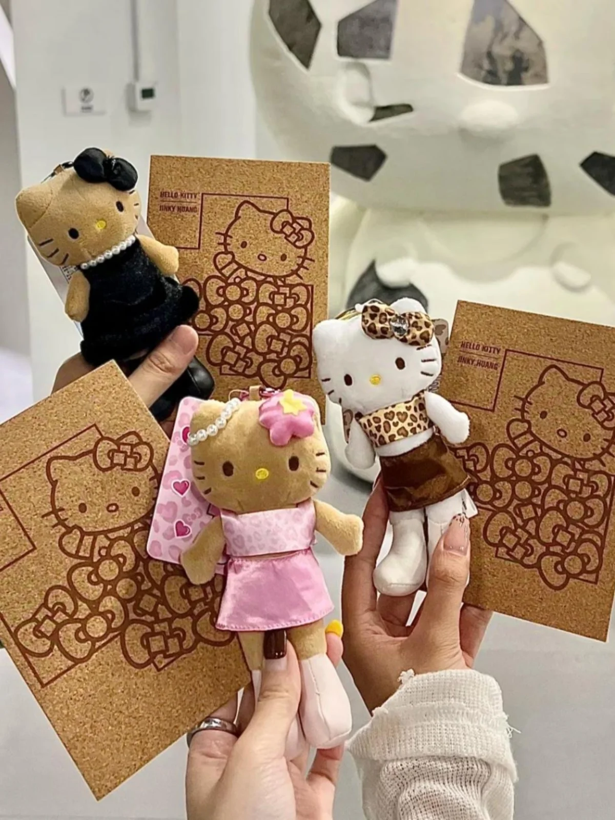 Pluszak Hello Kitty z okazji rocznicy, z długimi nogami, wzór panterki, czarne futro, uroczy brelok do torebki, zawieszka do kluczy dla kobiet, dziewcząt i fanów.