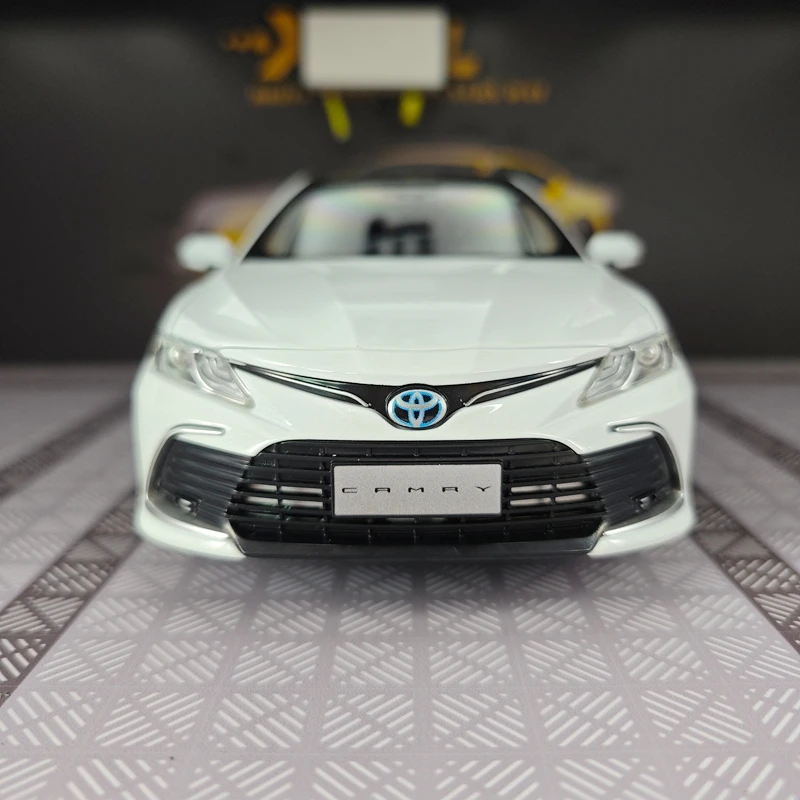 1:18 simulation Toyota Camry 2023 alloy car model doors and engine hood, trunk can be opened rich in details, finely crafted