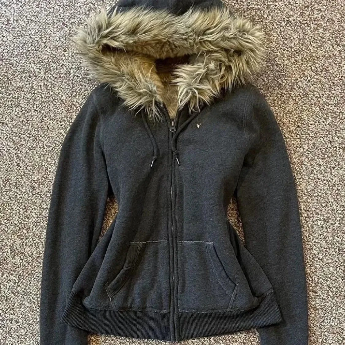 

Onalippa: Зимняя свободная куртка в стиле Y2K, ретро, темно-серая, с пушистым воротником и вышитыми буквами, в американском стиле для модниц миллениум-поколения