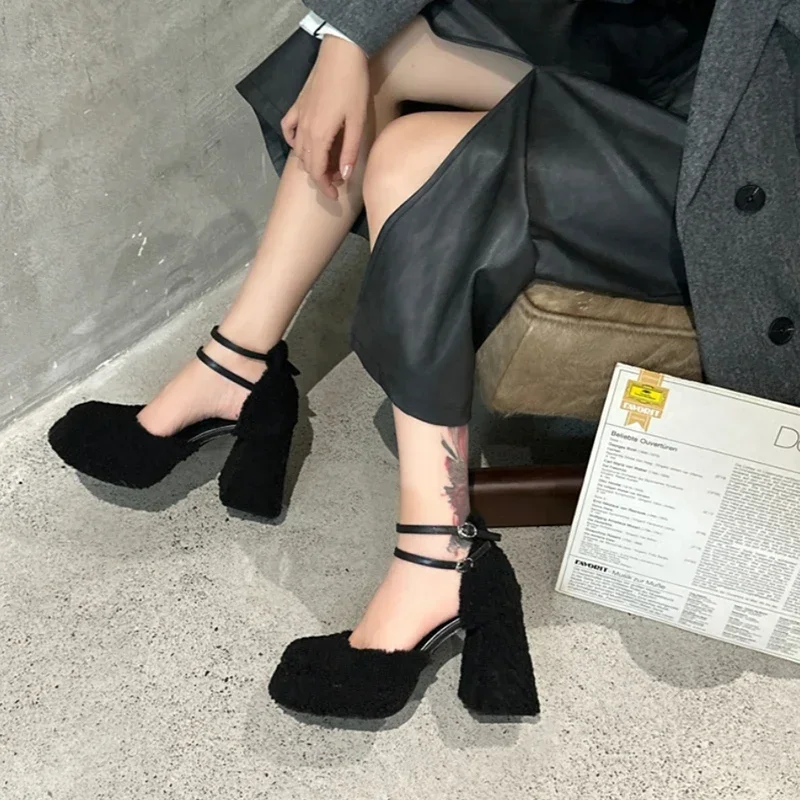 Décolleté con tacco alto in pelliccia soffice donna 2024 cinturini alla caviglia primaverili scarpe Mary Jane rosse donna piattaforma grossa scarpe