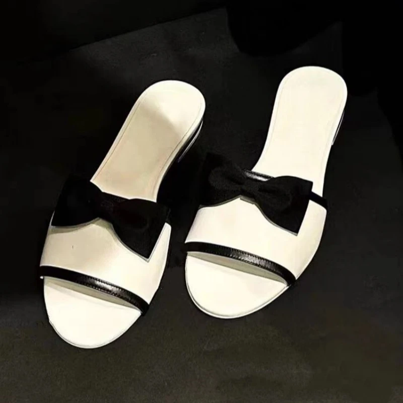 

2024 Summer New Colored Small Fragrant Bow Flat Bottom One Line Cool Slippers for Women's Leisure Breathable