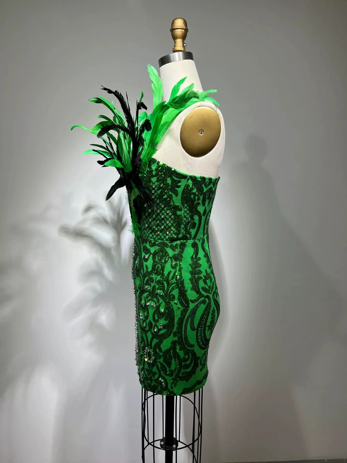 الراقية ضوء العلامة التجارية الفاخرة أزياء المرأة العميق الخامس الرقبة ريشة الماس صديرية دائرية ضمادة فستان سهرة-GZXX1266