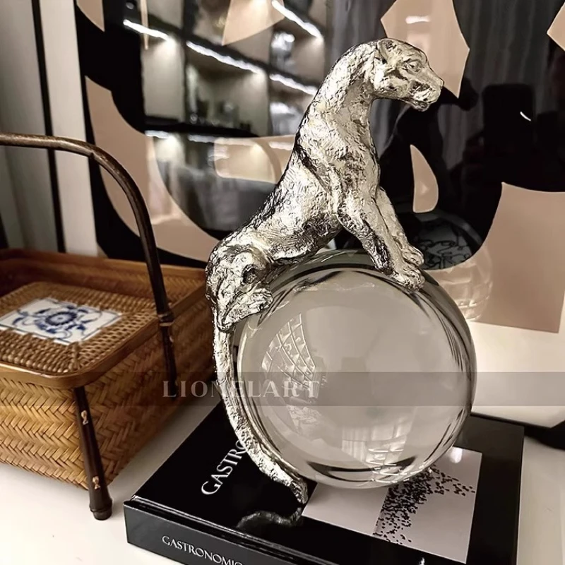 Luxury Metal Office Decoration Transparent Crystal Leopard Ball Heavy-Duty Room Foyer Centerpiece Creative Birthday Gift Boss