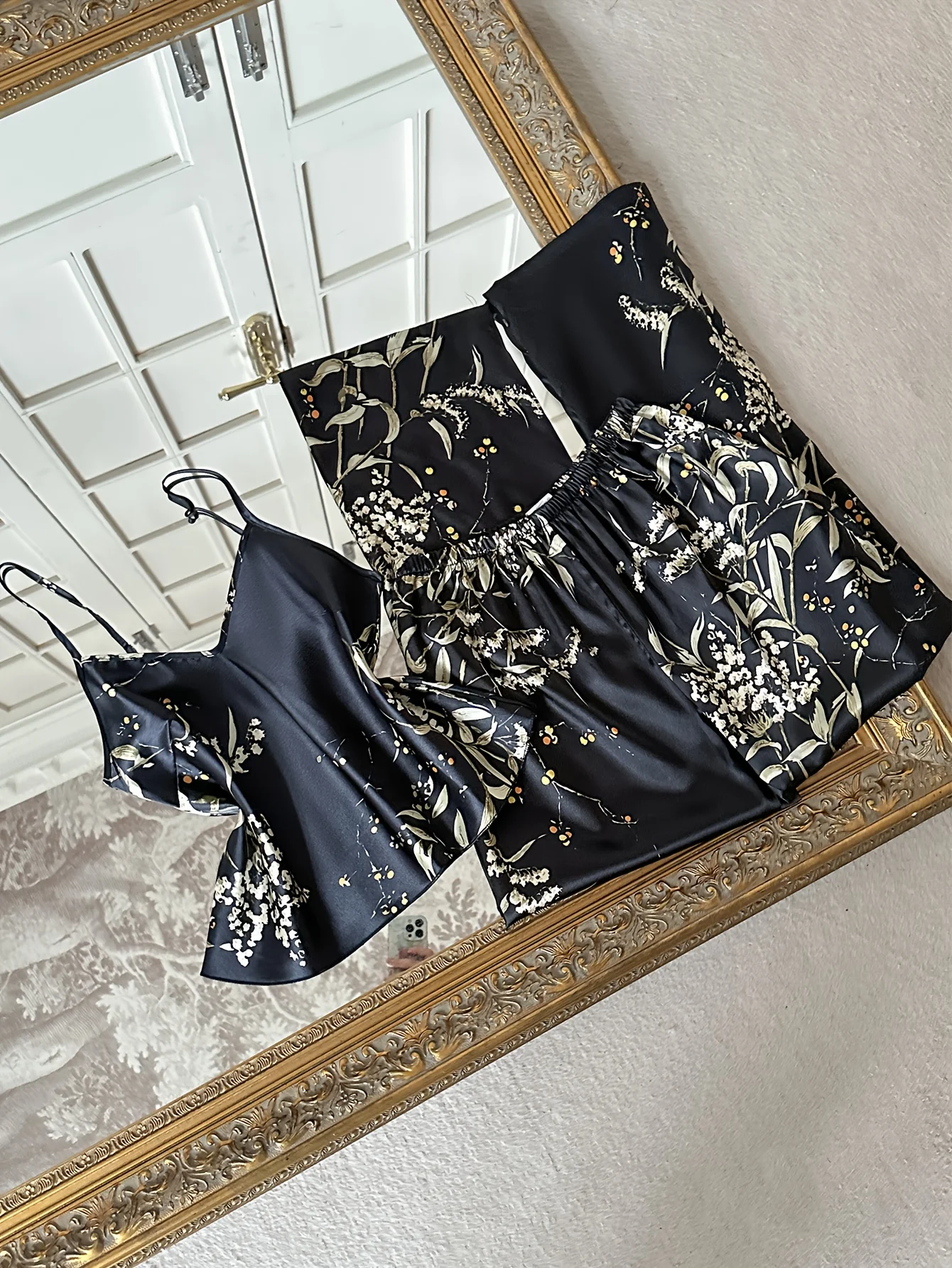 Neues Damen-Pyjama-Set mit Kirschdruck, ärmellos, V-Ausschnitt, sexy Nachtwäsche, modische 2-teilige Homewear für Sommer und Frühling. – Detail 5