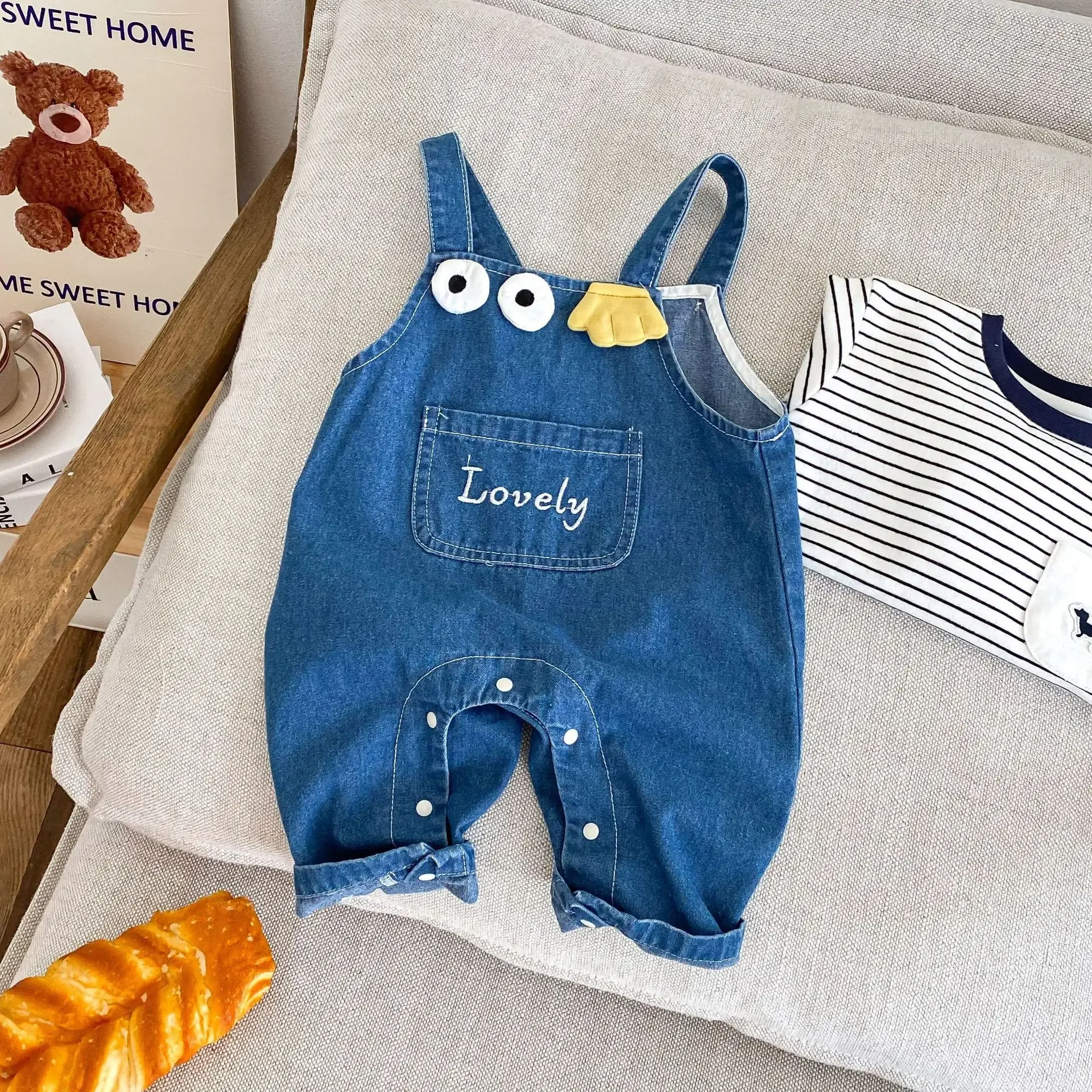 

Baby super cute jumpsuit 0-2 years old autumn Korean children's clothing baby soft jeans fashion overalls