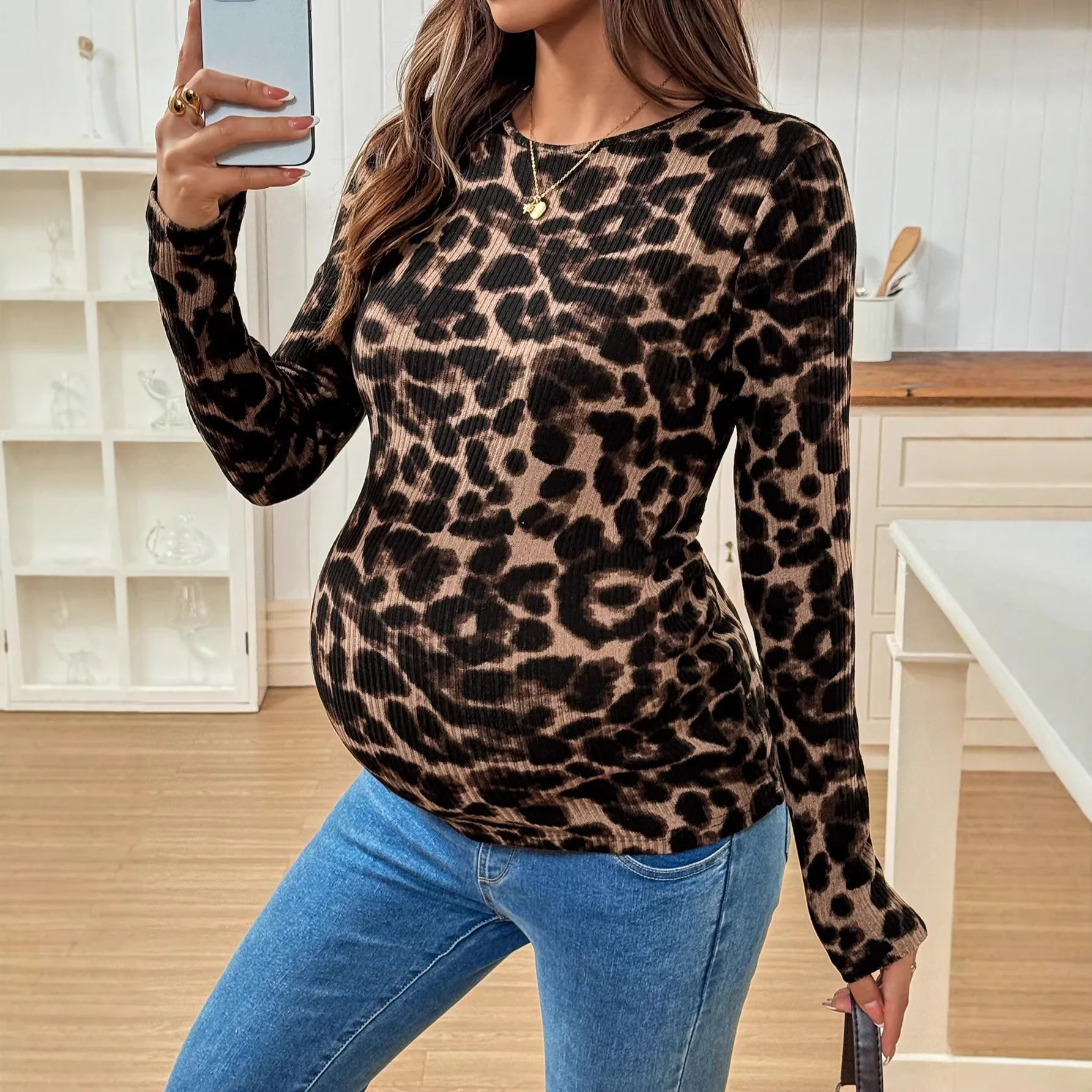 

Европейские и американские повседневные трикотажные футболки с круглым вырезом и длинным рукавом для беременных, весна 2026, с леопардовым принтом