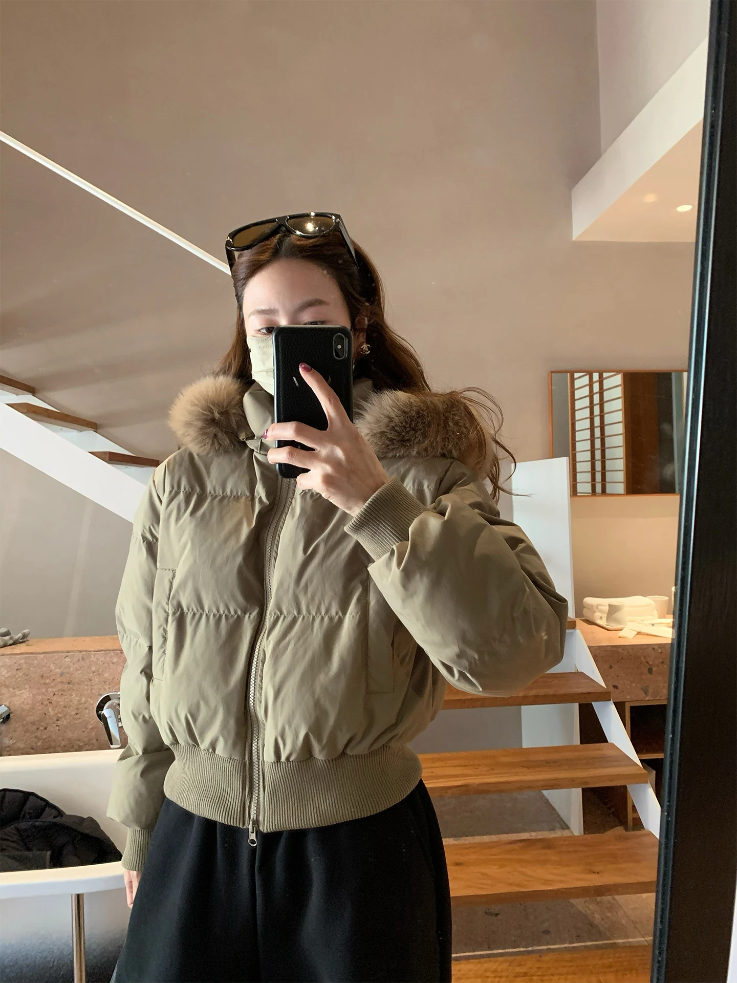 

Утепленная женская куртка-пуховик с капюшоном, белая, с меховым воротником, приталенная, теплая, на молнии, с длинными рукавами