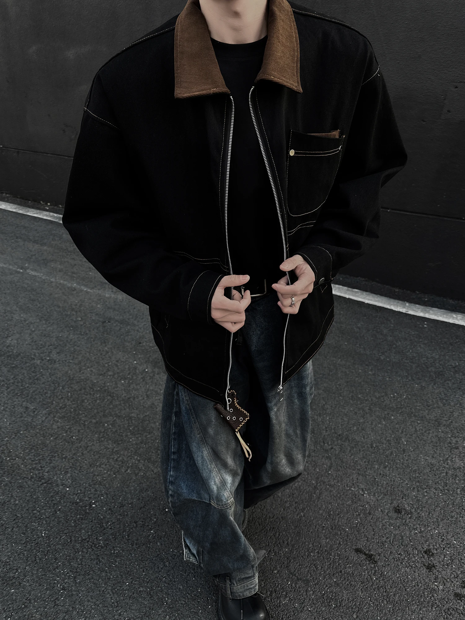 

Ретро-куртка из денима в американском рабочем стиле для мужчин, осенняя, модная, простая, с отложным воротником, свободного кроя, из хлопковой ткани, с длинными рукавами.