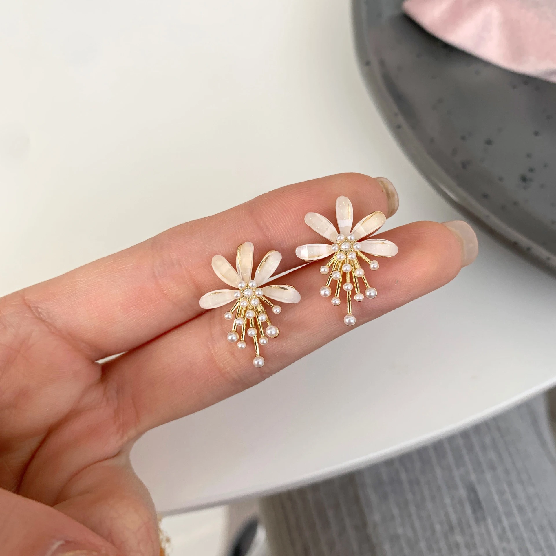 Imitation Pearl Blooming Flower Stud Earrings for Female Beige Enamel Petals Korean Fashion Sweet Lovey Small Earrings 2024 new