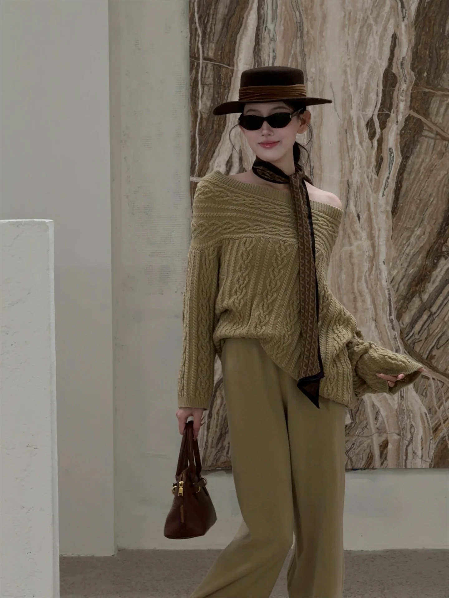 

Комплект из шерстяного вязаного свитера и брюк Luhe Late Fraance с цветочным узором на одно плечо, длинными рукавами, повседневный стиль для женщин