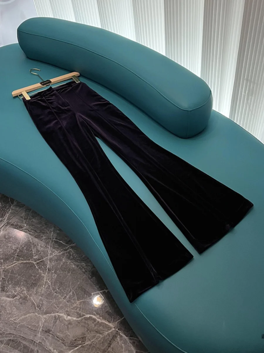 Abito da ufficio solido da donna progettato in velluto di alta qualitร , giacca a maniche lunghe con bottone singolo, pantaloni svasati da donna 2