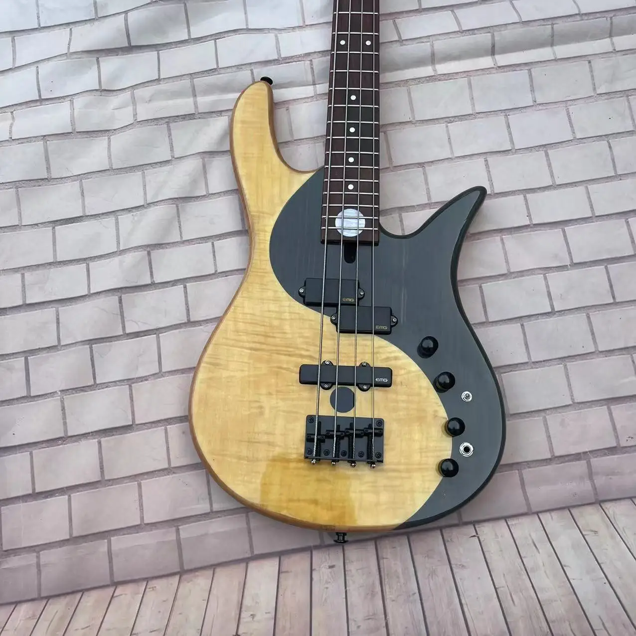 

4-string yin-yang butterfly electric bass, with a natural wood color body and high gloss. Factory photos of the actual product,