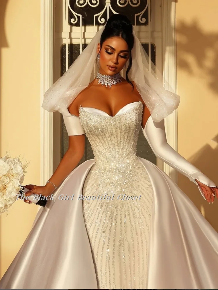 Maßgeschneiderte, funkelnde, elegante Brautkleider aus Satin, Etui-Linie, mit Nieten besetzt, tailliert, A-Linie, großer Saum, nachgestellte, reine Brautkleider