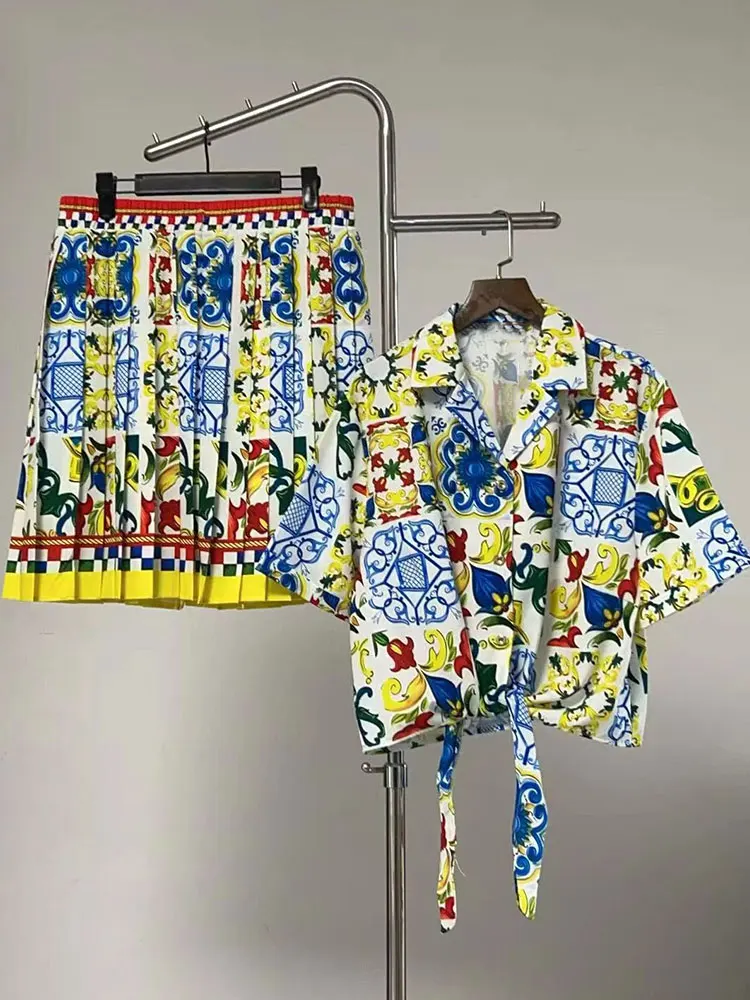 

Новый женский комплект 2026: укороченная рубашка с отложным воротником и шнуровкой + плиссированная мини-юбка с эластичным поясом, модный принт