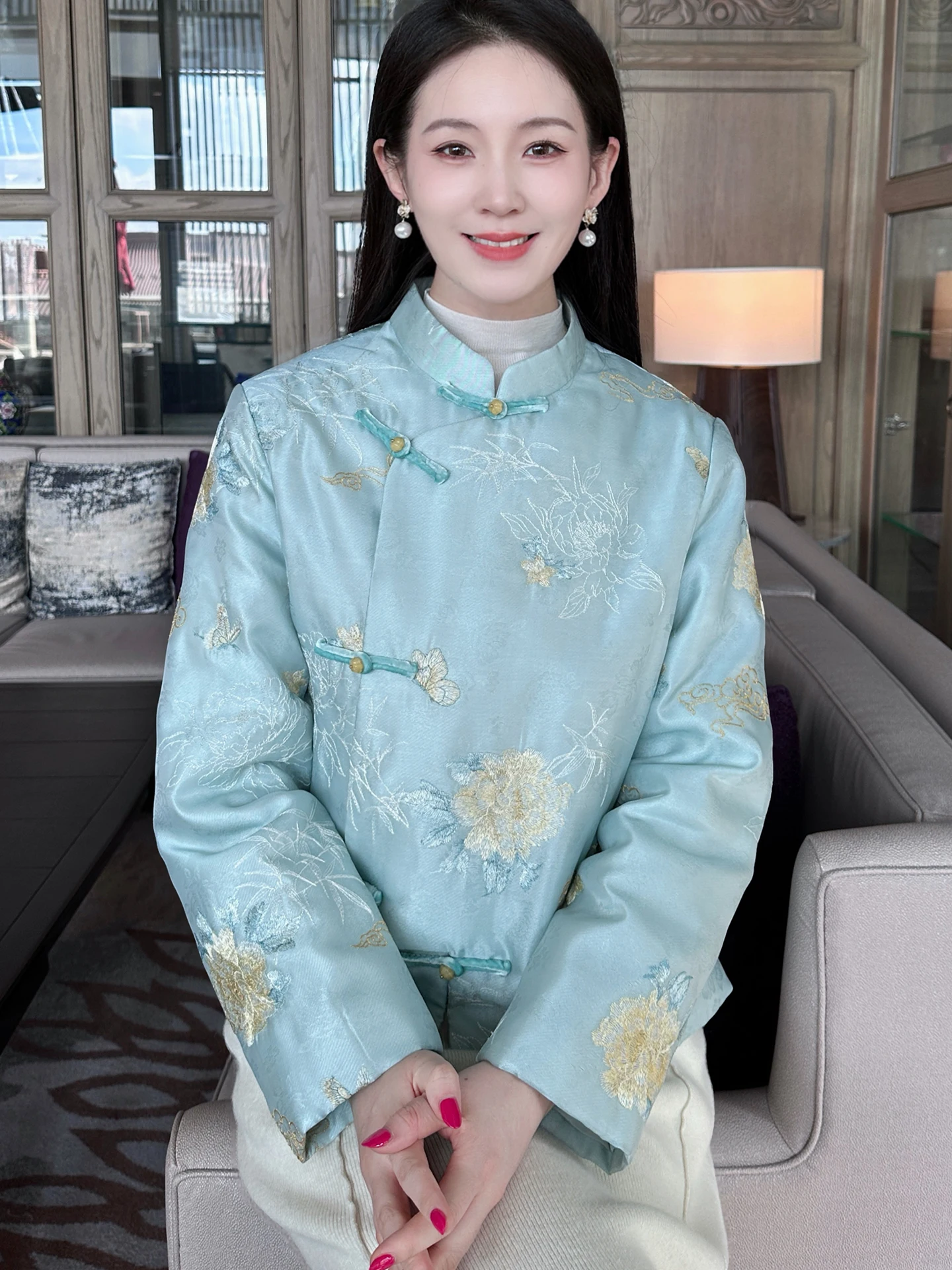 

Женская осенне-зимняя куртка из утолщенного хлопка оригинального дизайна Xu Beiting с вышивкой и воротником-стойкой в традиционном китайском стиле