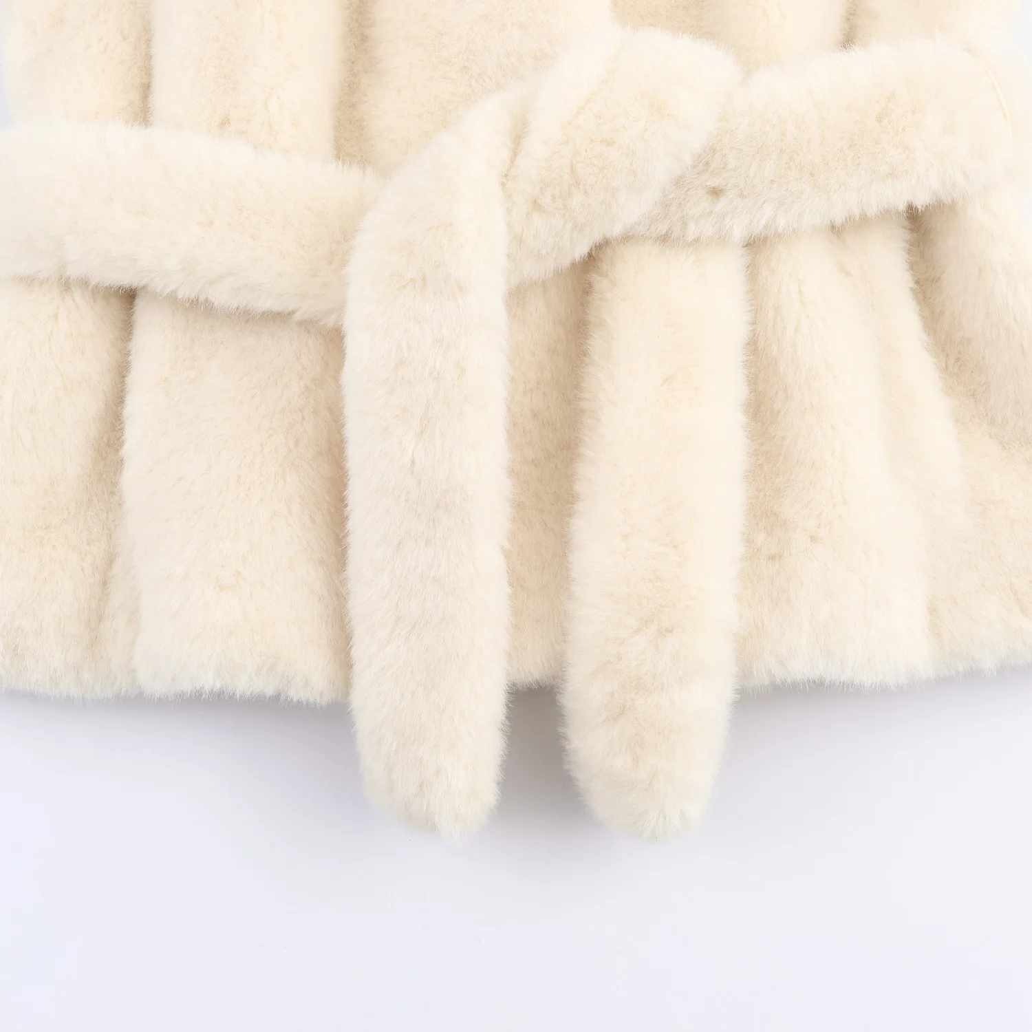 白いエレガントなフェイクファーのジャケットコート、ベルト付き、女性用シックなラペル、厚手で暖かいルーズオーバーコート、2025年冬ファッション、女性用アウターウェア