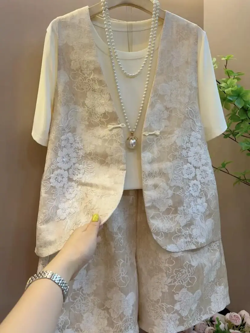 

Новый комплект в китайском стиле: жилет с вышивкой пуговицами, белая футболка и шорты (тройка) для женщин, лето 2026