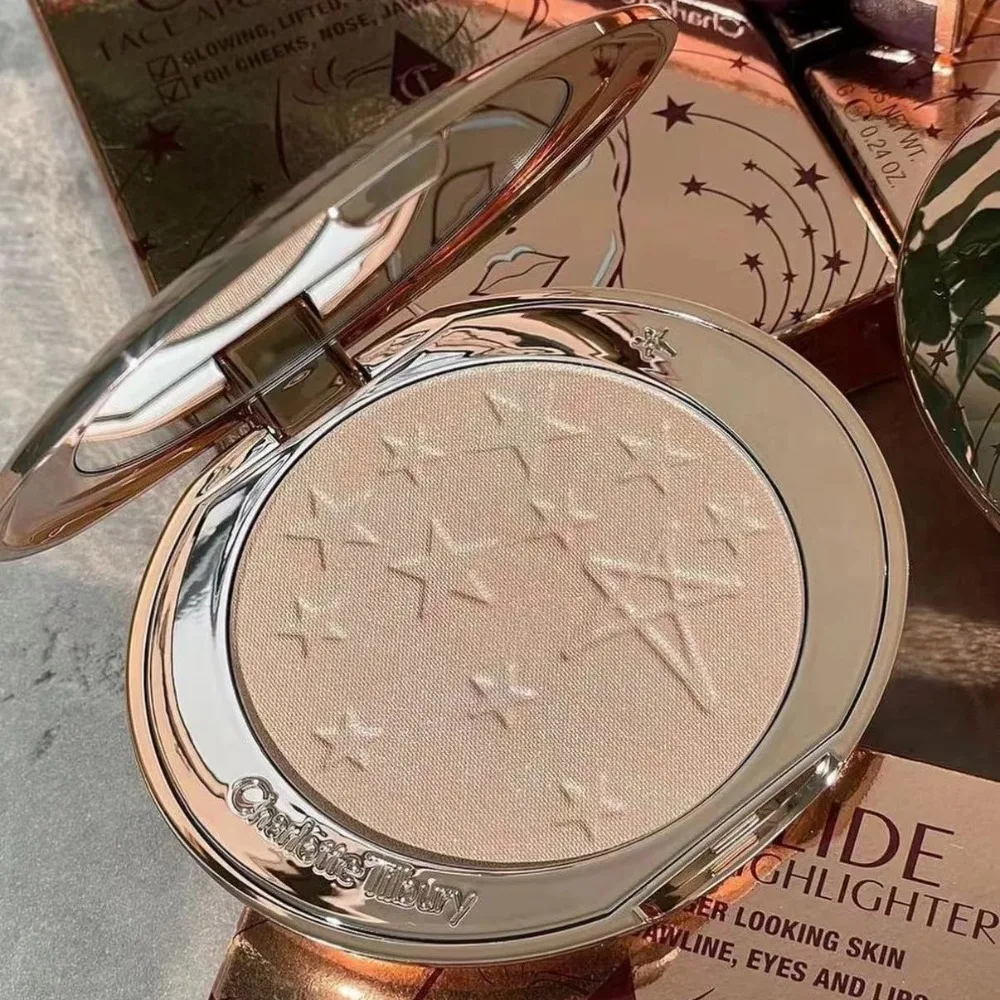 لوحة شارلوت تيلبوري ستارلايت هايلايت كونتورينج للتحكم في الزيوت غير اللامعة لتفتيح الوجه تخلق مكياجًا خاليًا من المسام