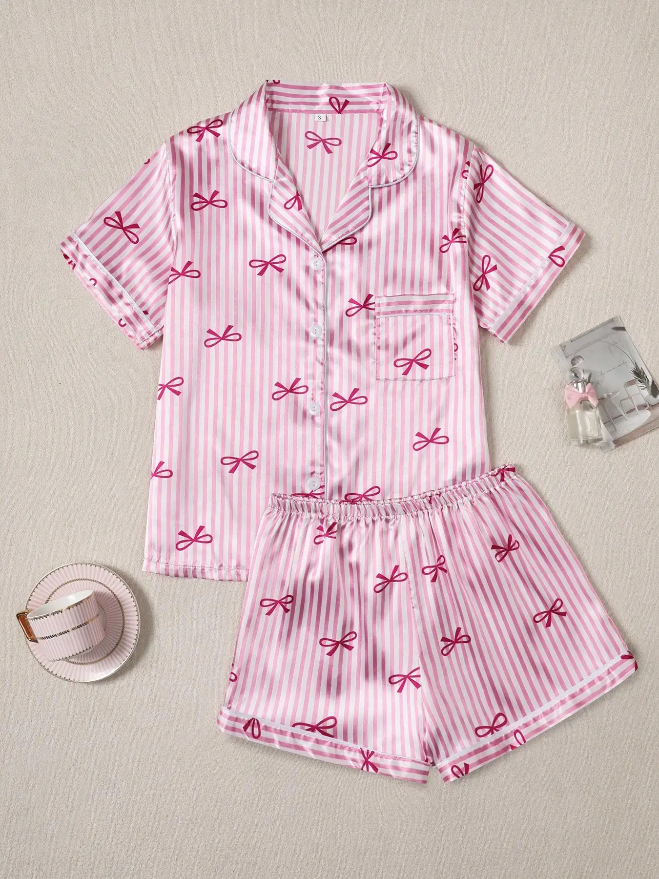 

Женский пижамный комплект с короткими рукавами, розовым принтом в полоску и бантом, с пуговицами спереди и карманом