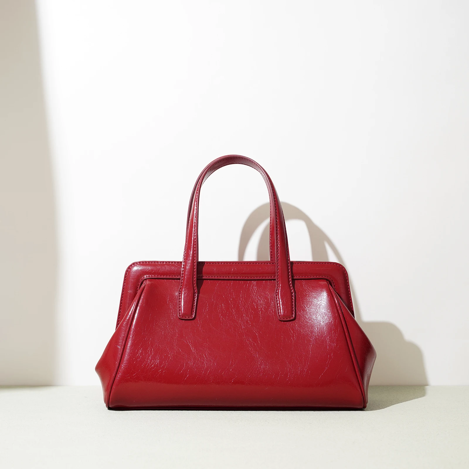 

2025 New Precise Red Handbag Women's Bag Fashion Versatile Shoulder Crossbody Bag Bowling Bag Niche Retro Clip Bag