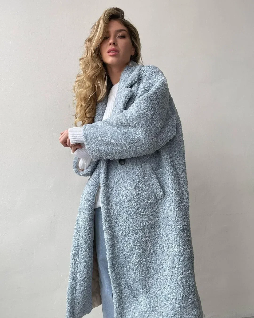 Autumn And Winter New European And American Women's Temperament Commuter Coat Long Sleeve Lapel Plush Coat Woman