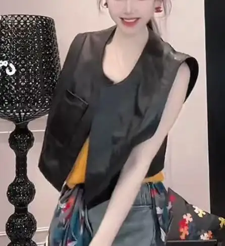 

Новая коллекция осень 2025: Женский жилет из натуральной кожи (скотчаровская кожа), универсальный, стильный, без пуговиц.