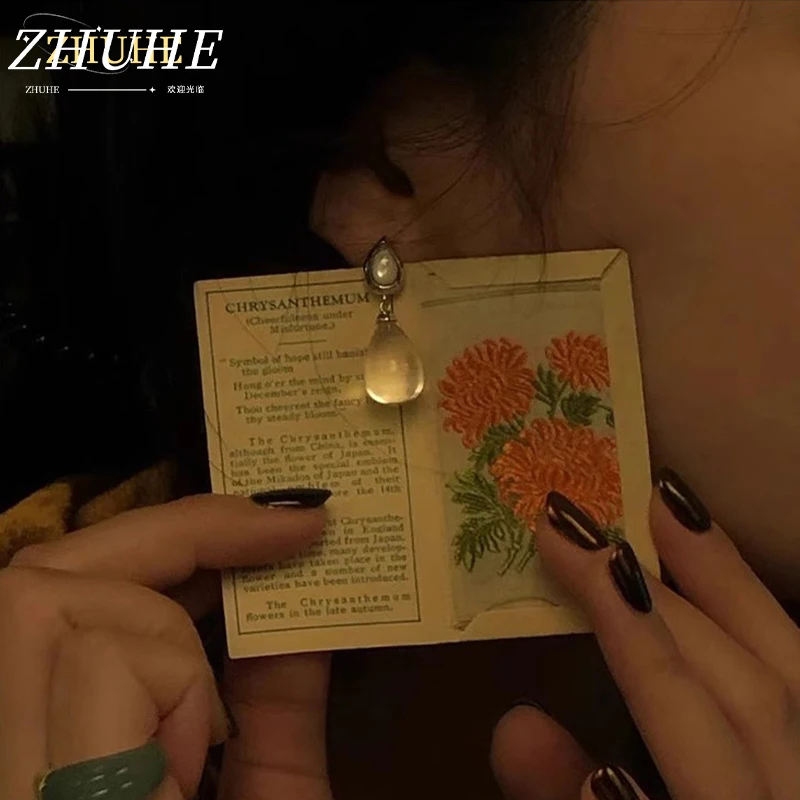 

The Transparent Dewdrop Earrings In A Retro Style Are Designed For Women's Niche Market, Exuding A Sense Of Fashion And Sophisti