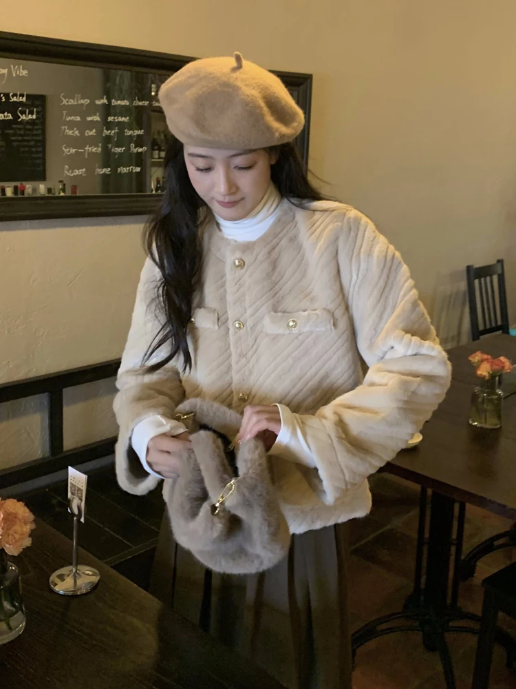 

2023 Winter Sheep Sheared Wool Fur Coat New Winter Female Lambs Wool Faux Fur Shearing Coat Fashion Thick Winter Jacket B115