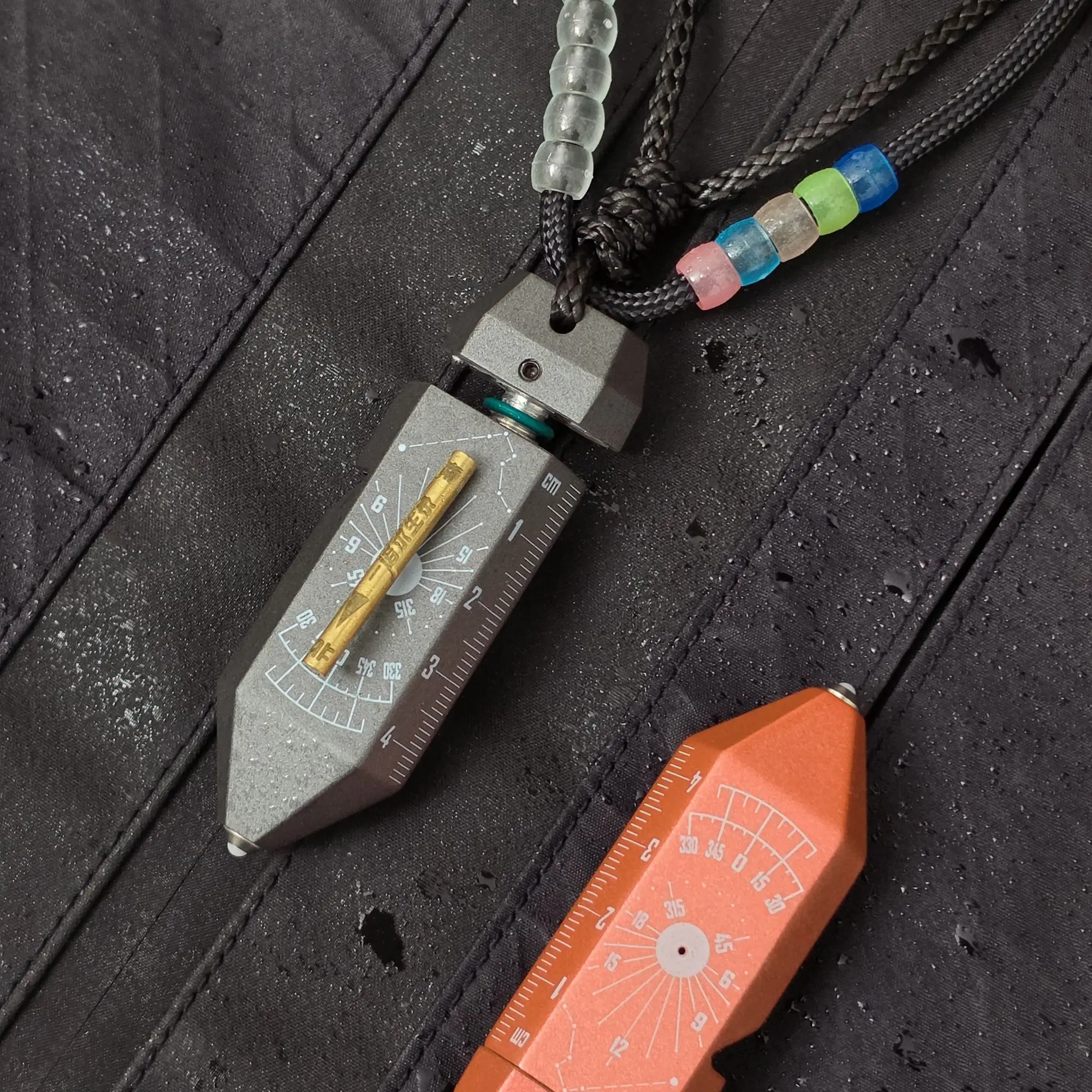 Outdoor portable EDC multifunctional pendant decoration, car emergency survival window breaking tool