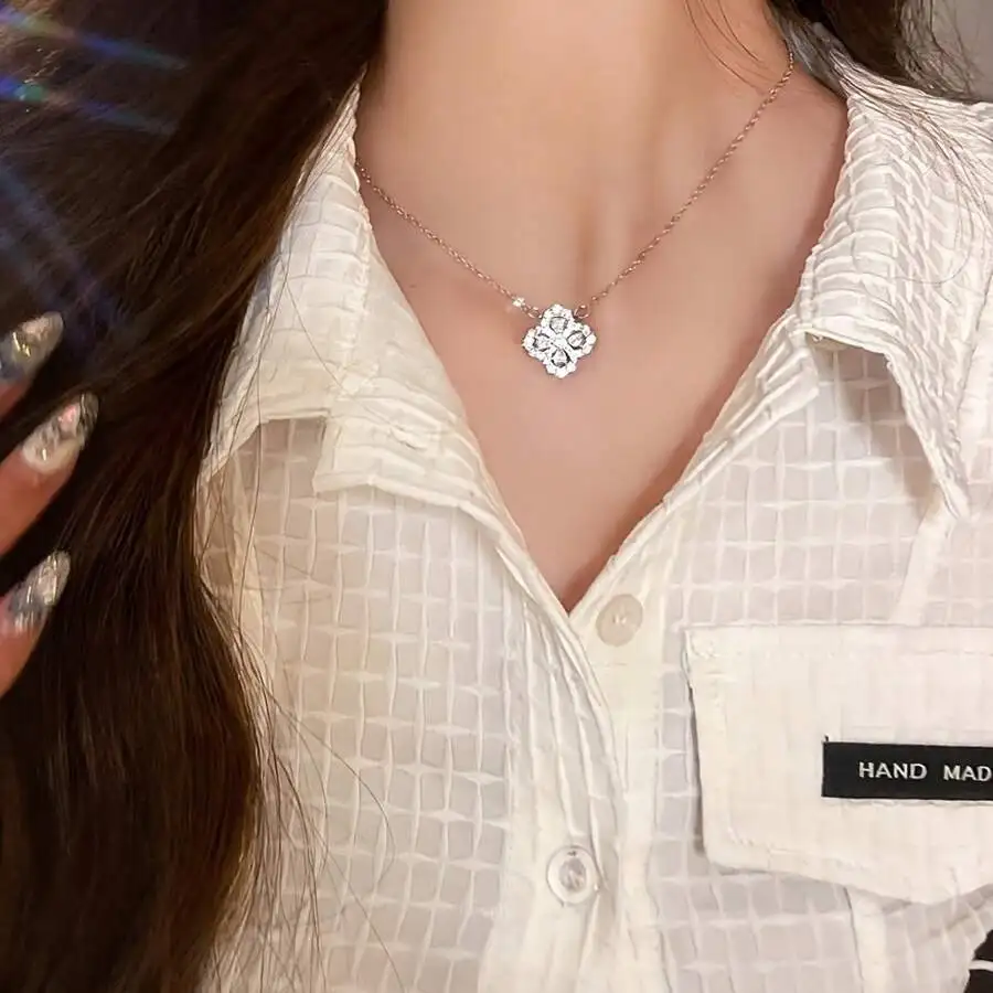 Collar con colgante de trébol de cuatro hojas de lujo, con un diseño apilado de cuatro capas de alta gama, elegante y versátil para bodas y fiestas.