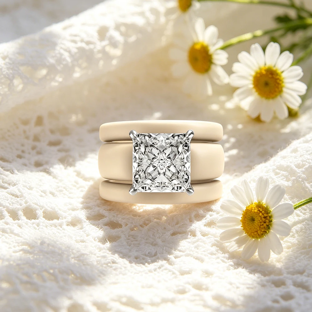 Anillo de Circonia Cúbica con Corte Princesa y Banda de Cerámica Beige de 3 Capas, Anillo Moderno y Elegante Chapado en Plata, Anillo de Compromiso Nupcial