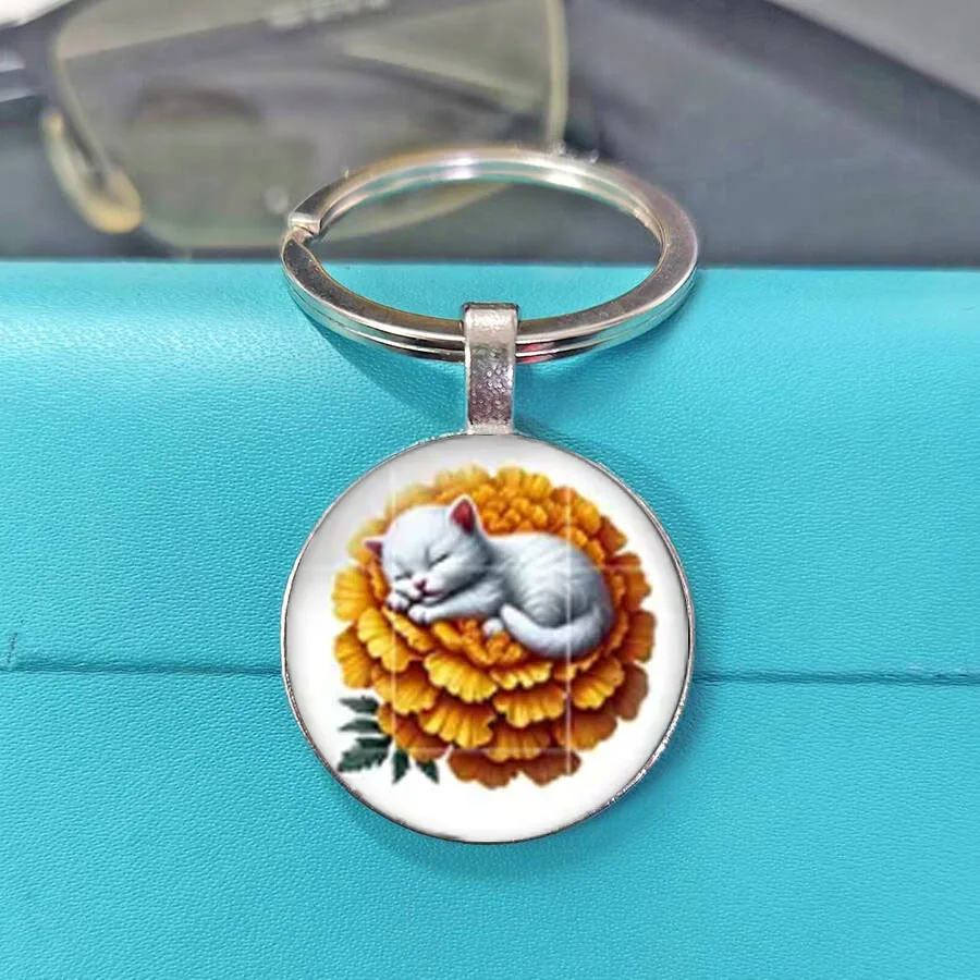 Flower Baby Cat Keyring, Layered Petals Green Bud Leaf Surround Napping White Kitty Glass Key Pendant Fashion Accessory