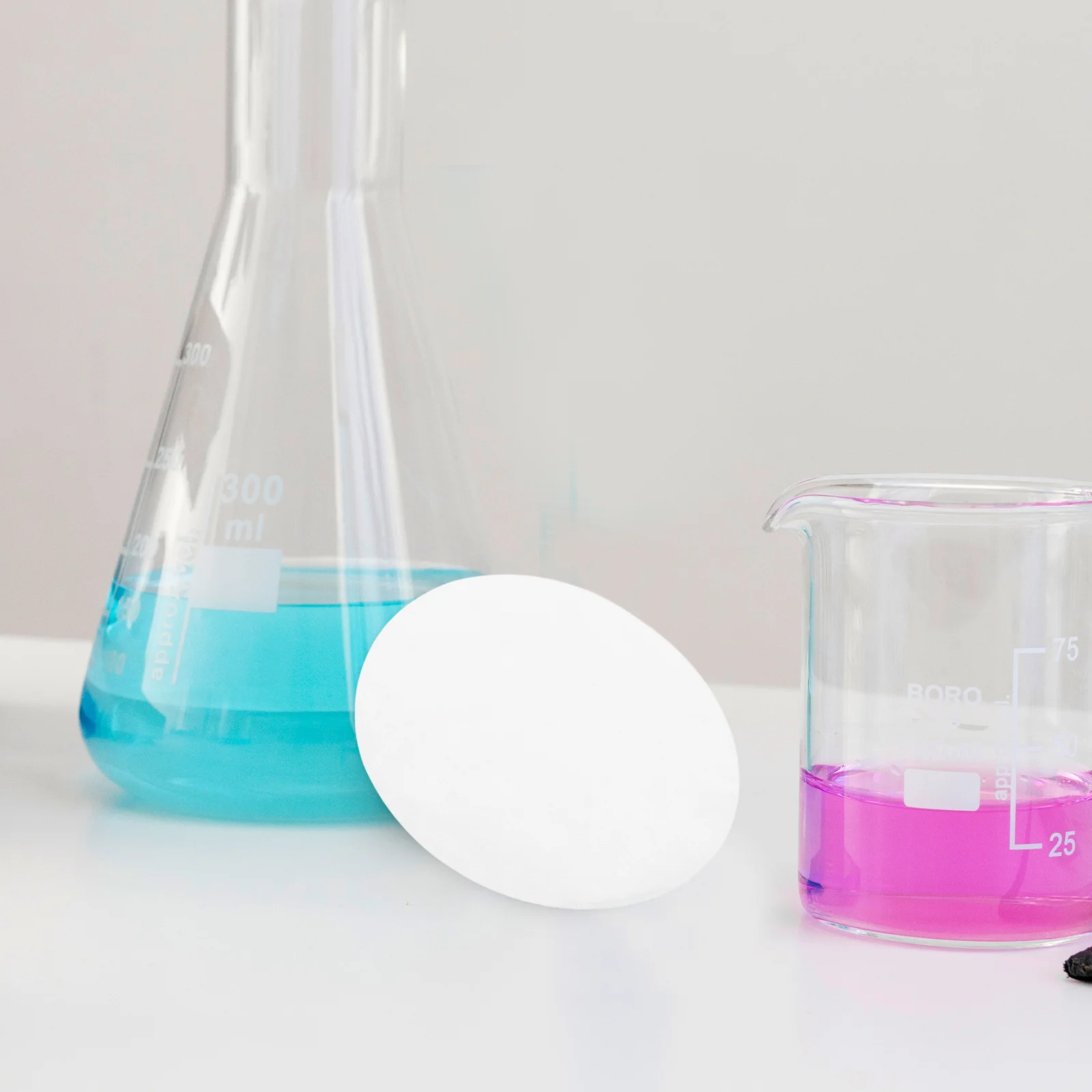 

100pcs Laboratory Filter Paper Medium Speed Non-Stick Qualitative Sheets For Science Experiments Acid Alkali Resistant Lab Tools