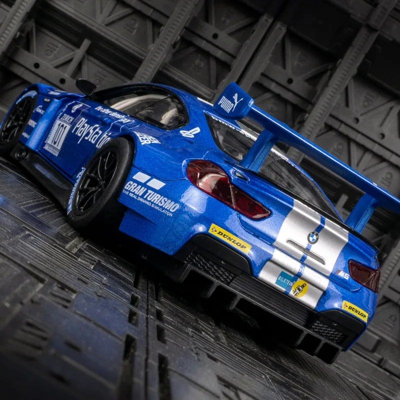 

CCA 1:24 BMW M6 GT3 гоночная модель двери и капота может открыть детские акустооптические украшения автомобиля, чтобы собрать подарки.