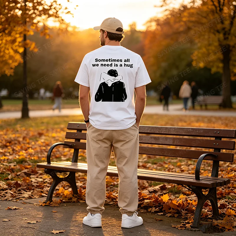 Manchmal brauchen wir nur eine Umarmung. Lustiges, trendiges Meme-T-Shirt, Y2k, humorvolle Comic-Grafik-Bekleidung, personalisiertes, sarkastisches Spruch-T-Shirt – Detail 3