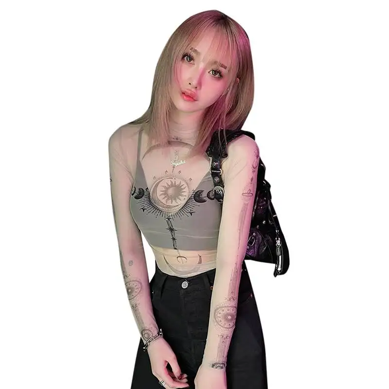 Camiseta Feminina Slim Fit Longa com Estampa, Confortável e Respirável em Poliéster, Casual para Mulheres