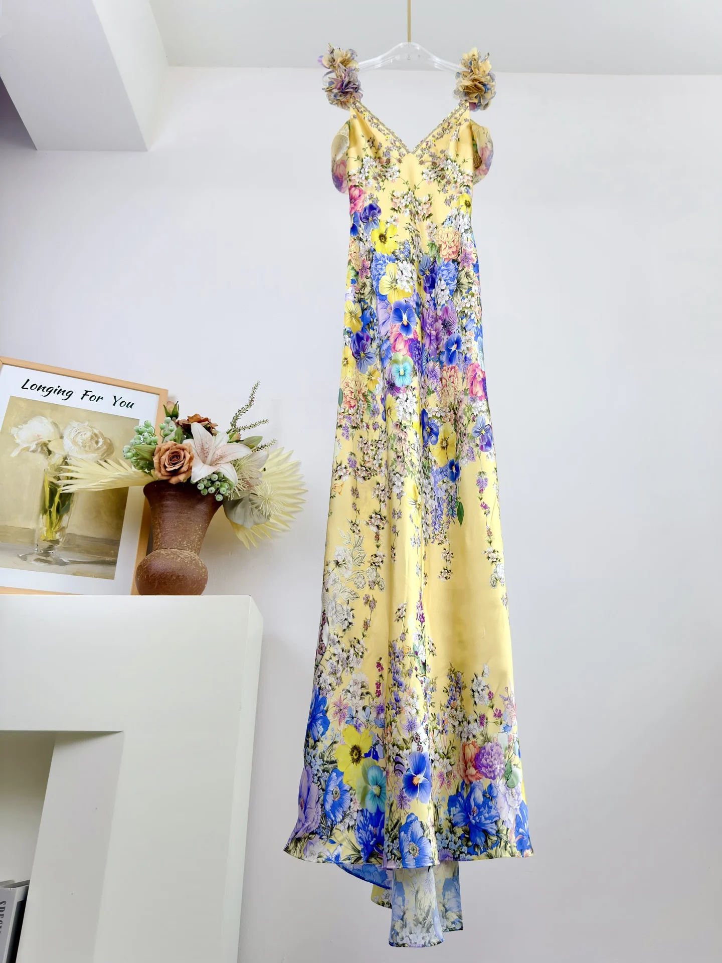 Długa sukienka damska z jedwabiu, z kwiatowym nadrukiem, dekoltem w serek, kryształkami, odkrytymi plecami, trójwymiarowymi kwiatami i ramiączkami.