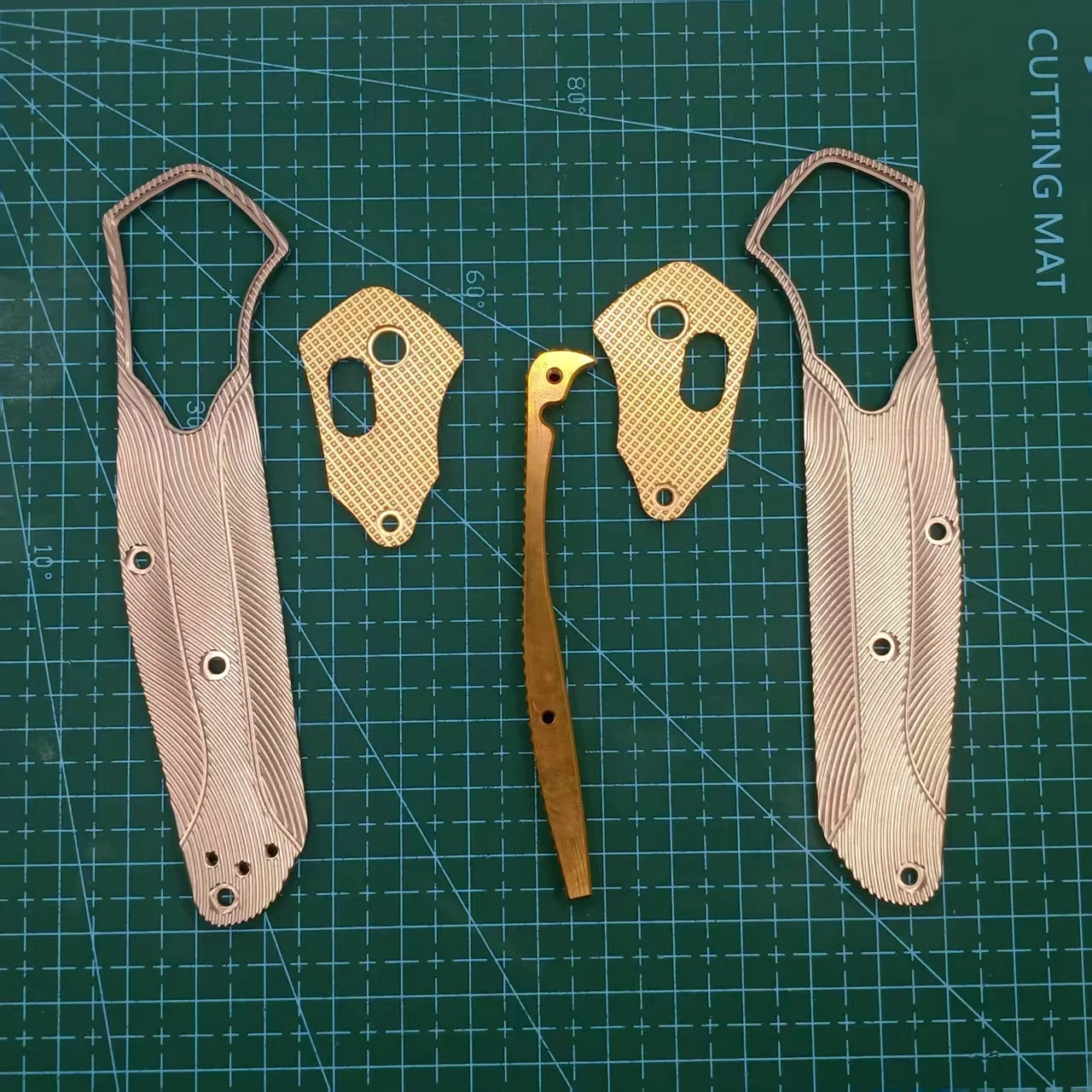 1 пара весов с титановой инкрустацией и латунной ручкой для ножей Osborne Benchmade 940