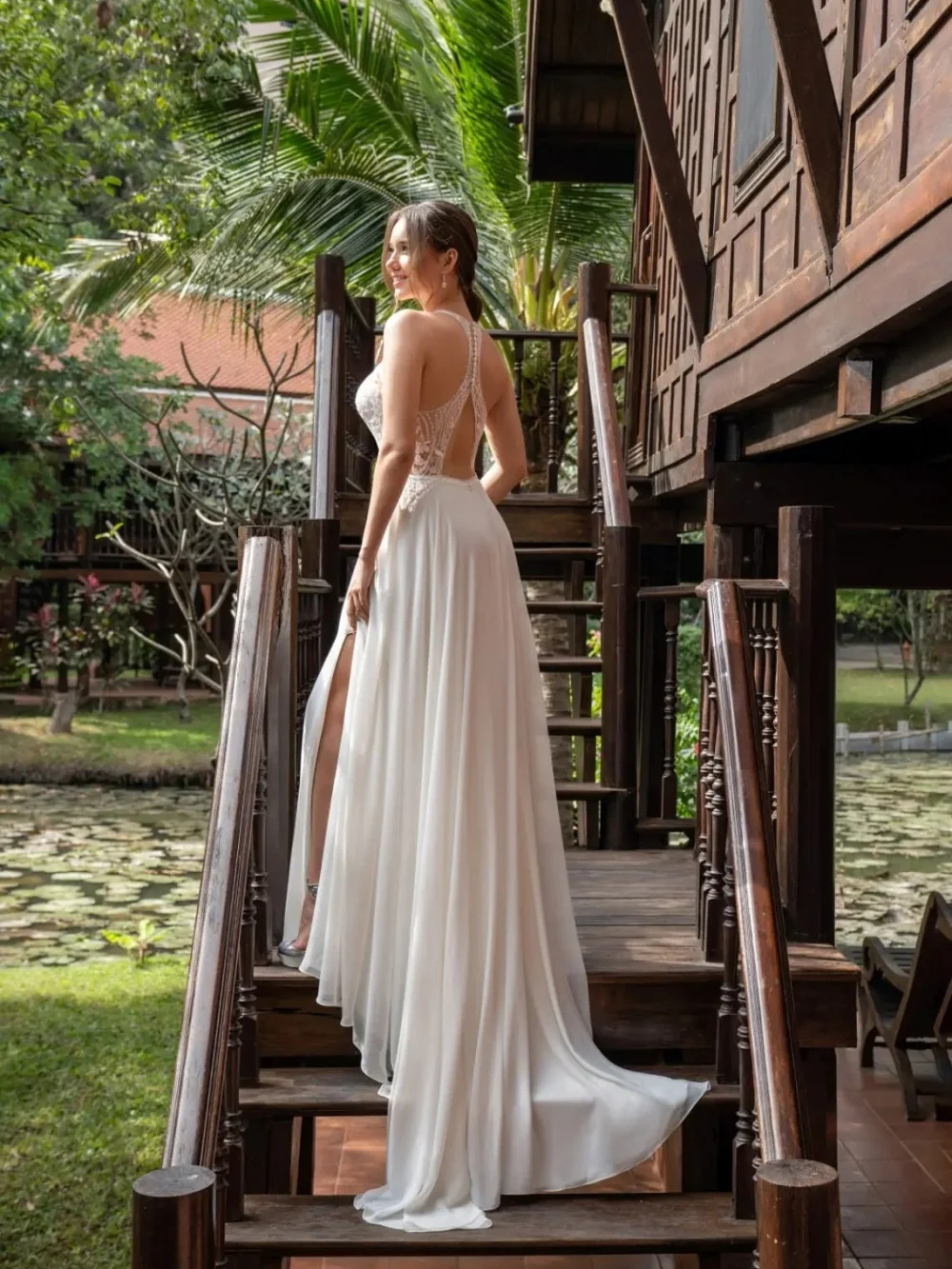 Abiti da sposa romantici senza maniche Abiti da sposa sexy senza schienale Graziosi abiti da sposa lunghi fino al pavimento con applicazioni Abiti da sposa