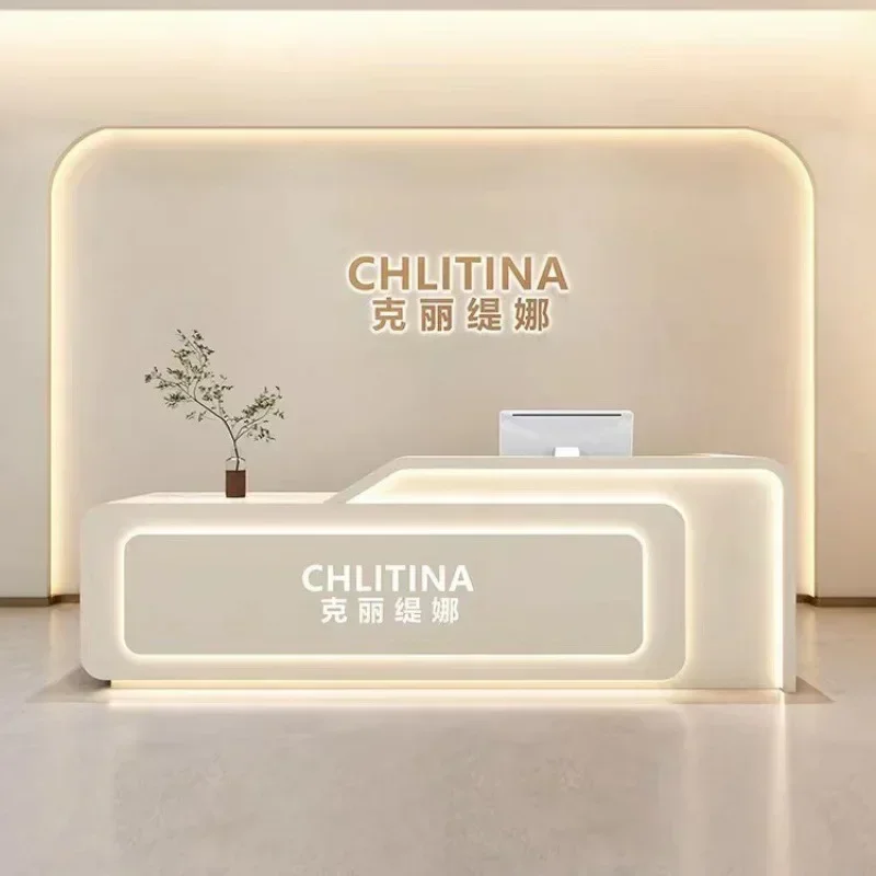 

прием-салон, прием, небольшой бизнес-зал, подиум для церкви, салон красоты, мебель, кассир, роскошная стойка, L-образный стол