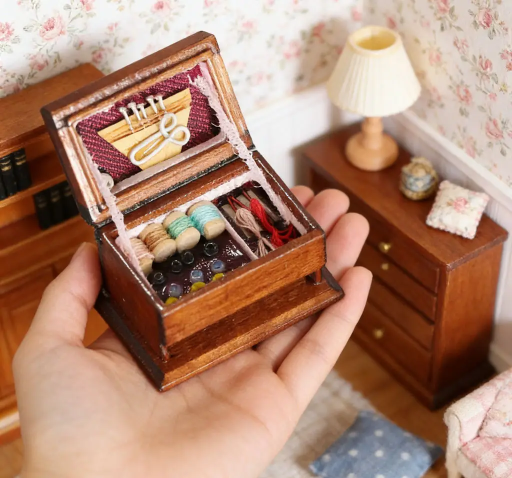 3 szt. Miniaturowe akcesoria meblowe do domku dla lalek w skali 1:12 - Vintage szkatułka na szycie babci z nicią, dekoracja sceny z maszyną do szycia