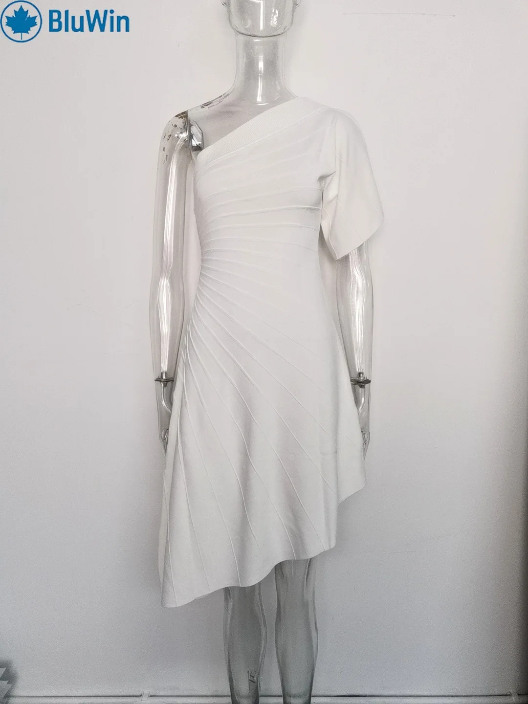 เดรสไหมพรมแขนกระดิ่งเปิดไหล่ทรงเข้ารูป ดีไซน์ชายเสื้อไม่สมมาตร แต่งระบายแนวเฉียง ช่วยเน้นสัดส่วนช่วงเอว