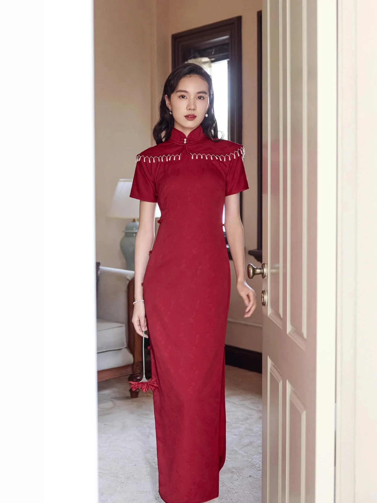 

Весенняя новинка: длинное красное платье с вышивкой в цветочек, с полностью распашной спинкой, для свадебных торжеств и традиционных китайских обрядов...