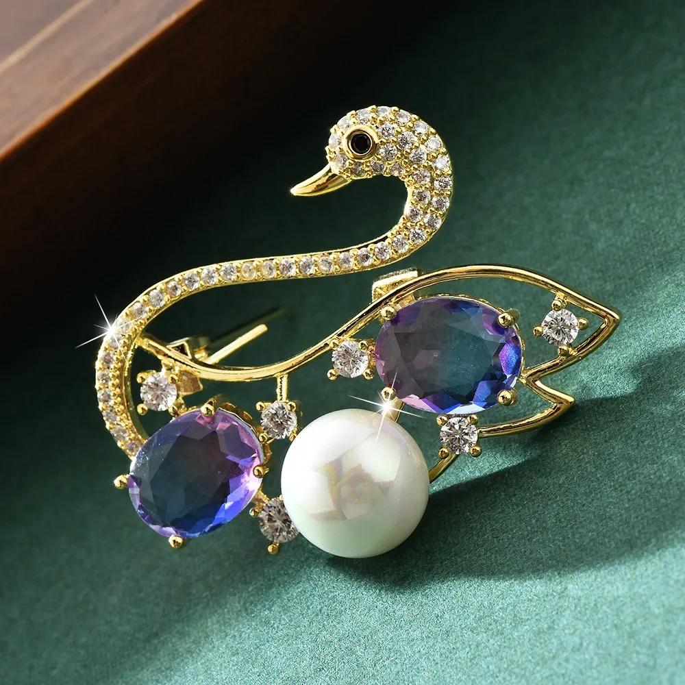2025 Spilla versione coreana in cristallo sintetico composito cigno colorato, accessorio spilla da donna, clip per colletto, filo per spilla