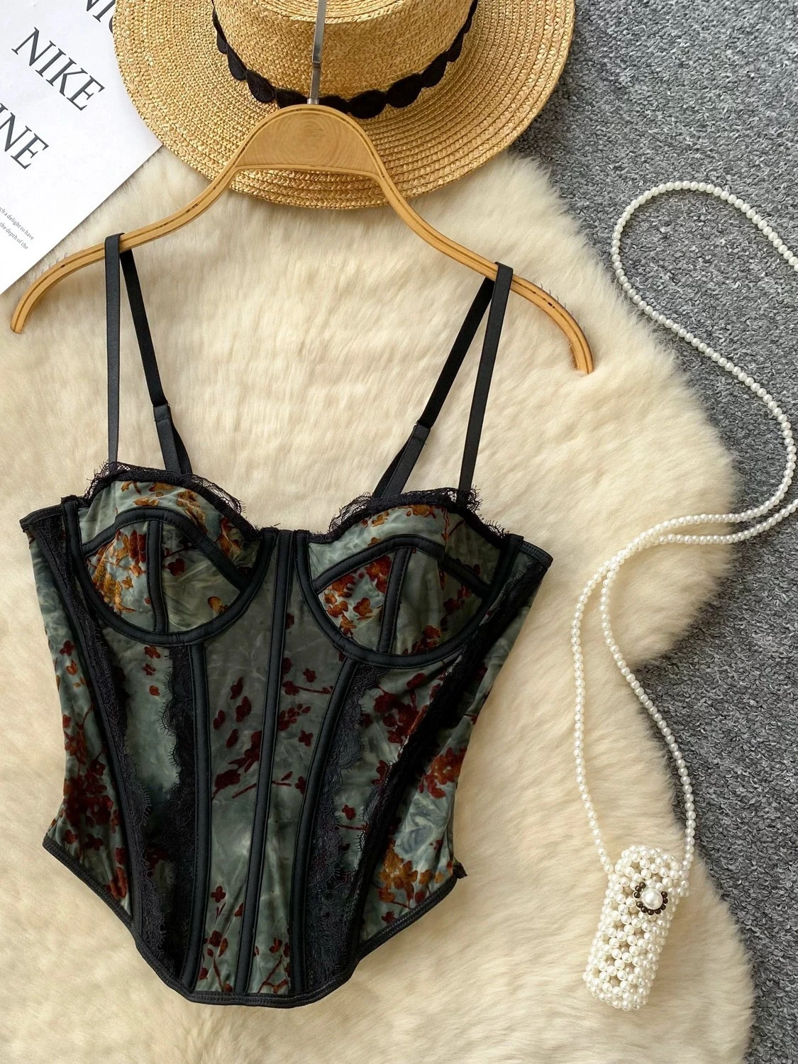 

Palace elegant lace print camisole corsets, sexy French corsets, perfect for retro carnival parties and get-togethers.