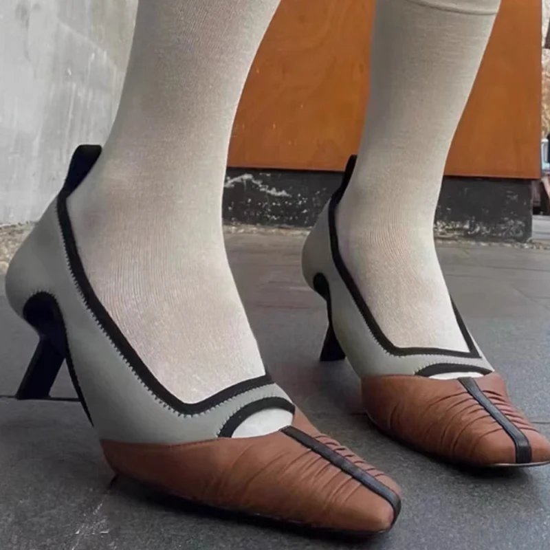 

Brown Pleated Pointed Toe Mid-Heel Pumps Woman Summer 2025 Retro Mixed-Color Black Hollow Shape Heel Shoes High Heels